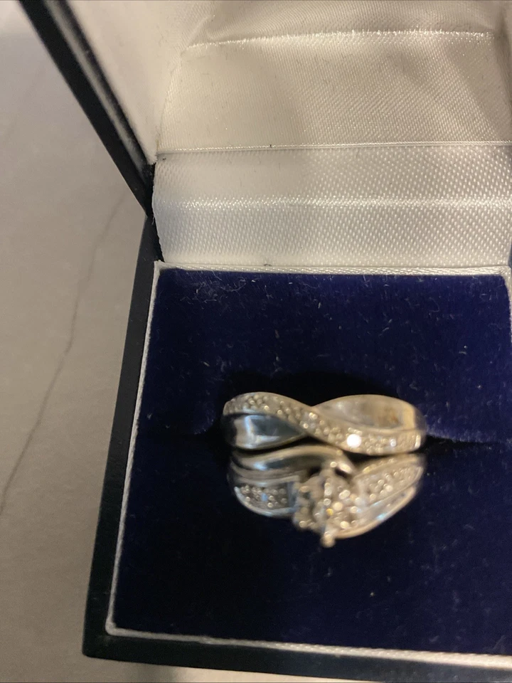 LADIES GOLD AND DIAMOND WEDDING RING AND ENGAGEMENT RING SET SIZE N - Image 4 of 4