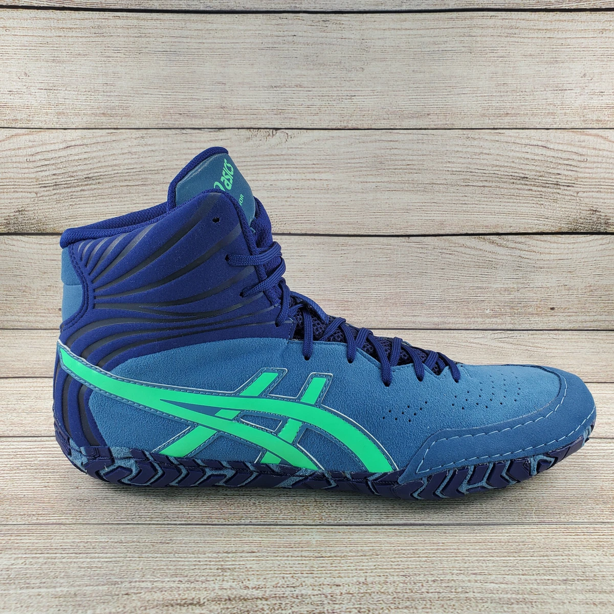 Asics aggressor size clearance 12