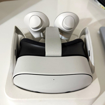 Meta Quest 3S eigenständiges VR-Headset Weiß mit Kamera, 2 Controllern