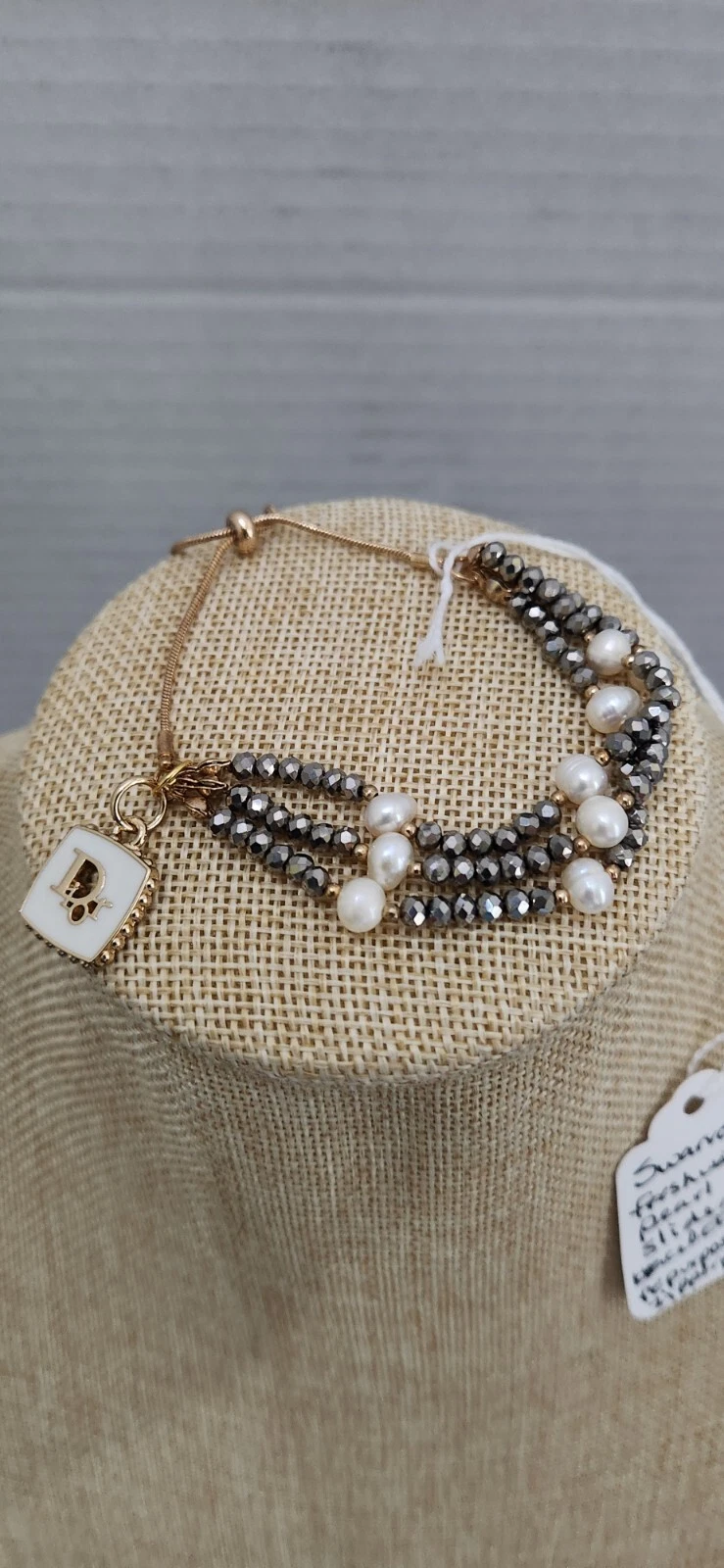 Bracelet coulissant Swarovski perle d'eau douce avec charme Dior réutilisé 