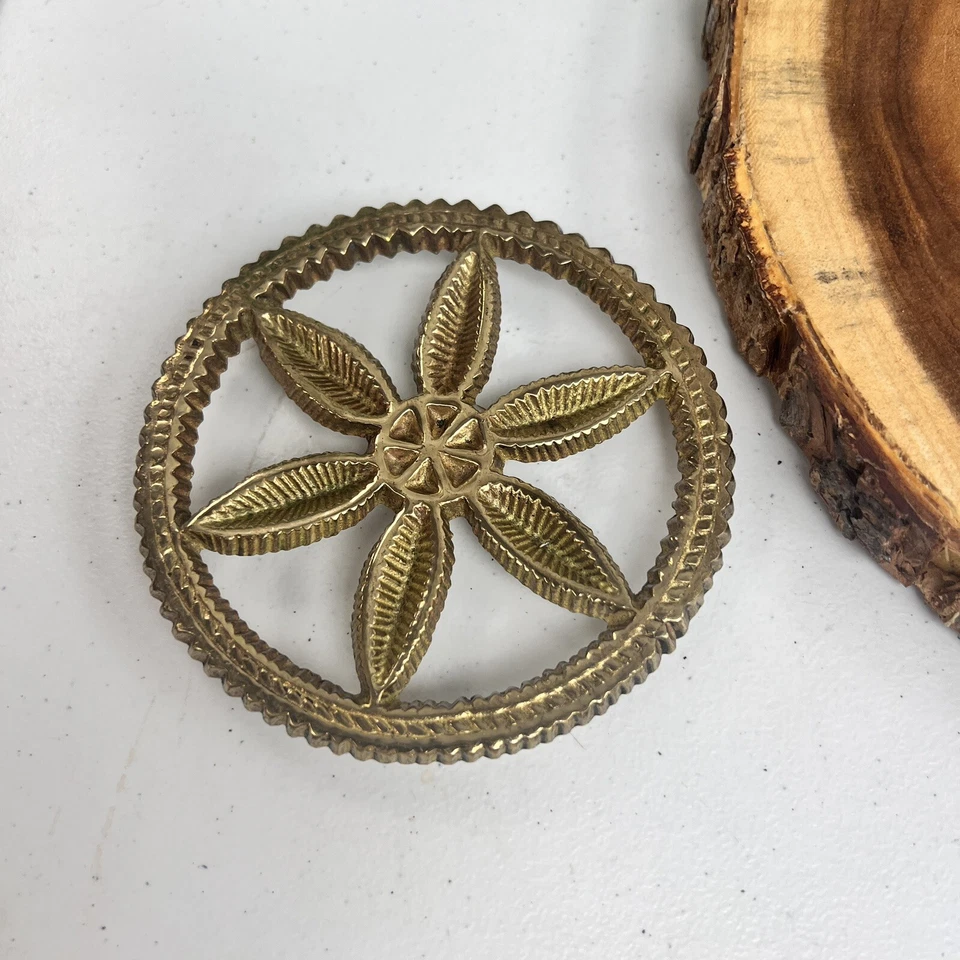 Antiguo remache de rueda circular hoja planta latón vintage Foto 3 de 4