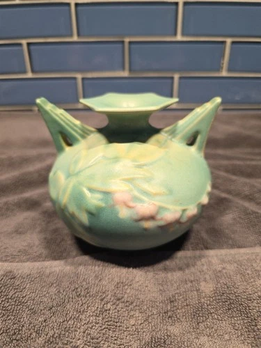 Roseville Pottery Bleeding Heart vase #961-4