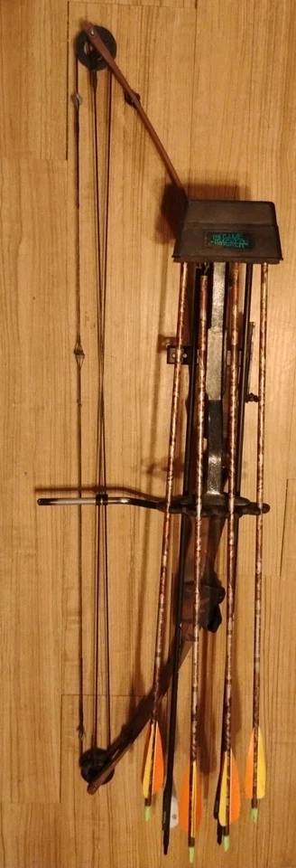 RAMBO Jr Hunting Compound Bow by Hoyt, 45# Pull, 25" Draw, 6 Arrows Included!  - Image 2 of 4