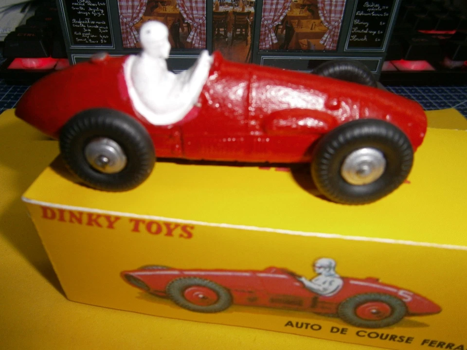 Ferrari auto de course Dinky Toys France ref 23 J d'origine repeinte + boite - Photo 4/4