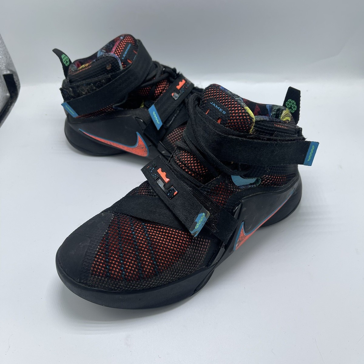 lebron james basket ball shoes