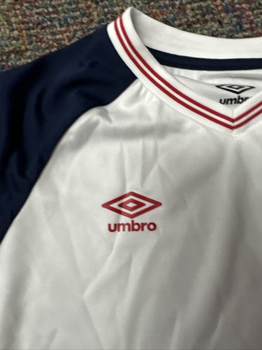 Neu mit Etikett Jungen Umbro Shirt Größe Medium 8/10 weiß/marine Einzelhandel $ 12,99 - Bild 3 von 7