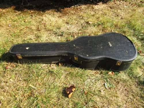 GIBSON LG SERIES , B25 CHIPBOARD GUITAR CASE, MID-60'S,  BADGE