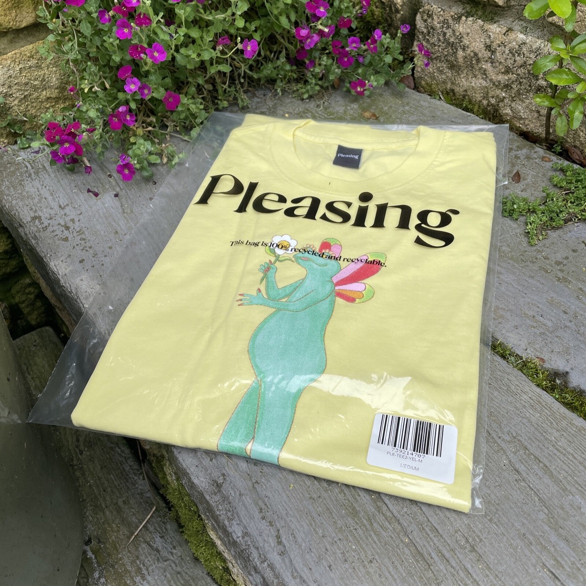 Pleasing *medium* Harry Styles One Direction T-shirt Shroom Bloom