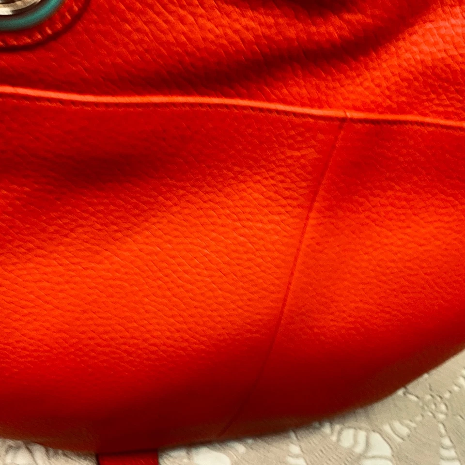 Bolsa de ombro Vince Camuto Faria couro opala fogo laranja seixo tiracolo ajuste - Imagem 3 de 4