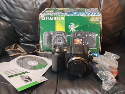 FujiFilm FinePix S7000 6.3MP 6x Zoom Digital Camera