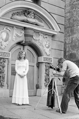 The German singer Veronika Fischer is photographed in front of a c- Old Photo