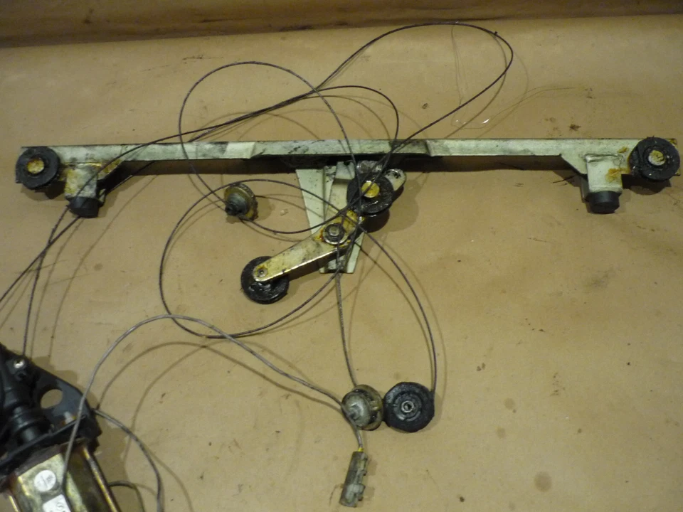 Ferrari Testarossa — комплект для подъема окон правосторонней двери с двигателем — P/N 61510400 - Изображение 4 из 4