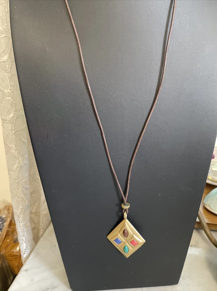 The Limited Cabochon Gold Tone Pendant On Leather Cord Necklace Foto 2 de 4