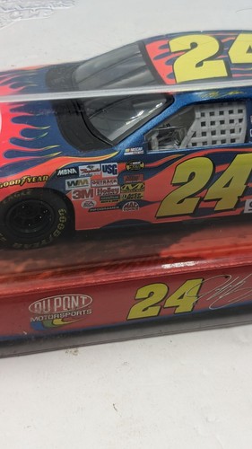 2004 Winners Circle Jeff Gordon #24 Dupont Diecast Stock Car (Asst. No. 16222) - Picture 4 of 13