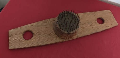 Hechel für die Flachsbearbeitung. Mit Stahlnägeln. Flachsbrett RAR.