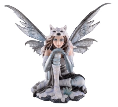 Wolfsfee Lupa sitzend Feenfigur mit Wolfskappe im Schnee 46cm