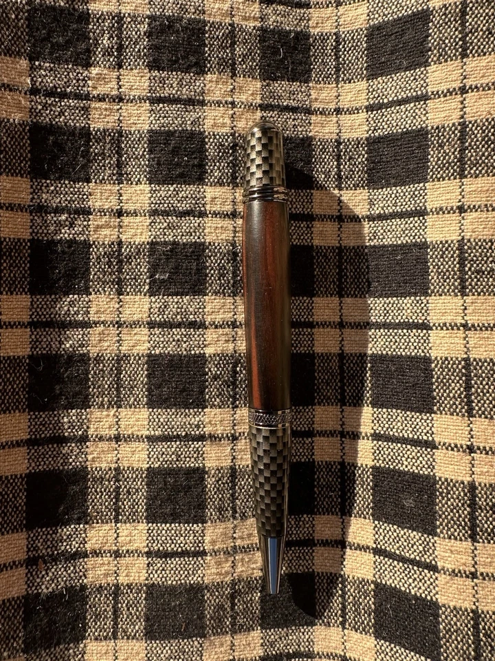 Bolígrafo giratorio de ébano y fibra de carbono torneado a mano Foto 4 de 4