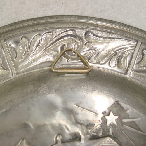 JULEN 1979 Norway Pewter Christmas Plate Signed ASTRI HOLTHE Numbered 3292 - Picture 4 of 5