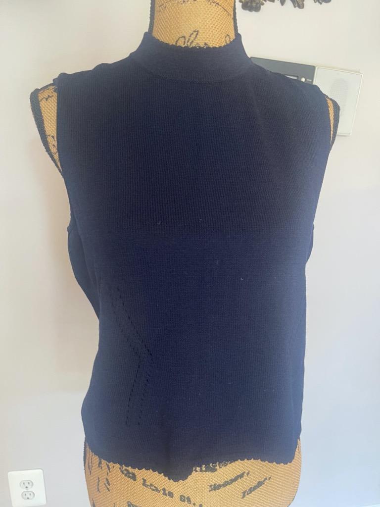 ST. JOHN BASIC NAVY SCALLOP EDGE  KNIT SHELL SIZE… - image 2