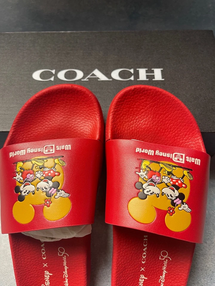 Sandalia deportiva Coach Disney para mujer Foto 3 de 4