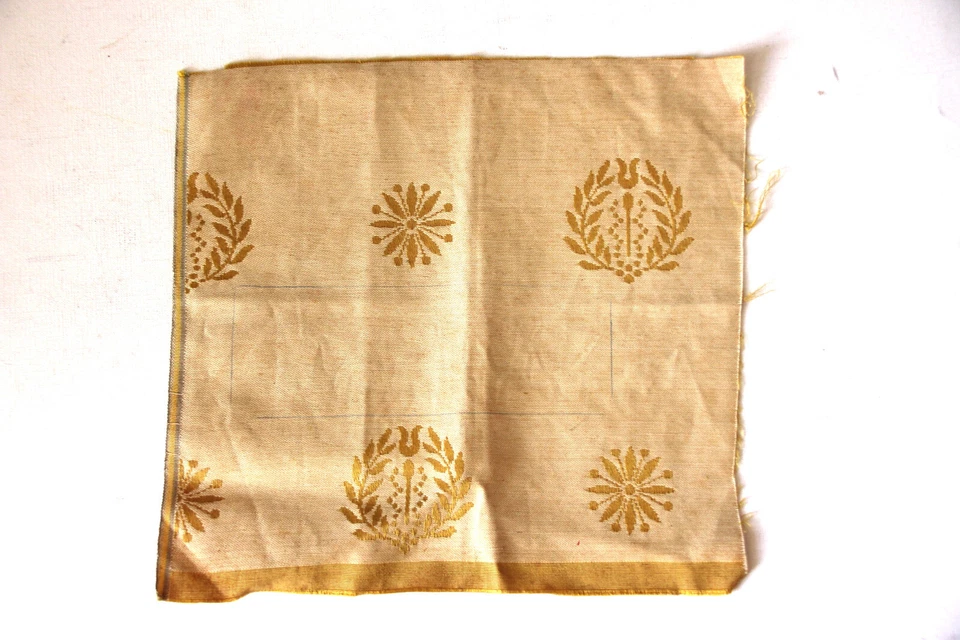 Petit fragment de tissu de soie jaune. 27 x 25 cm - Photo 3/3