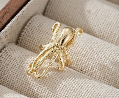 Gold octopus ear cuff - Picture 3 of 3