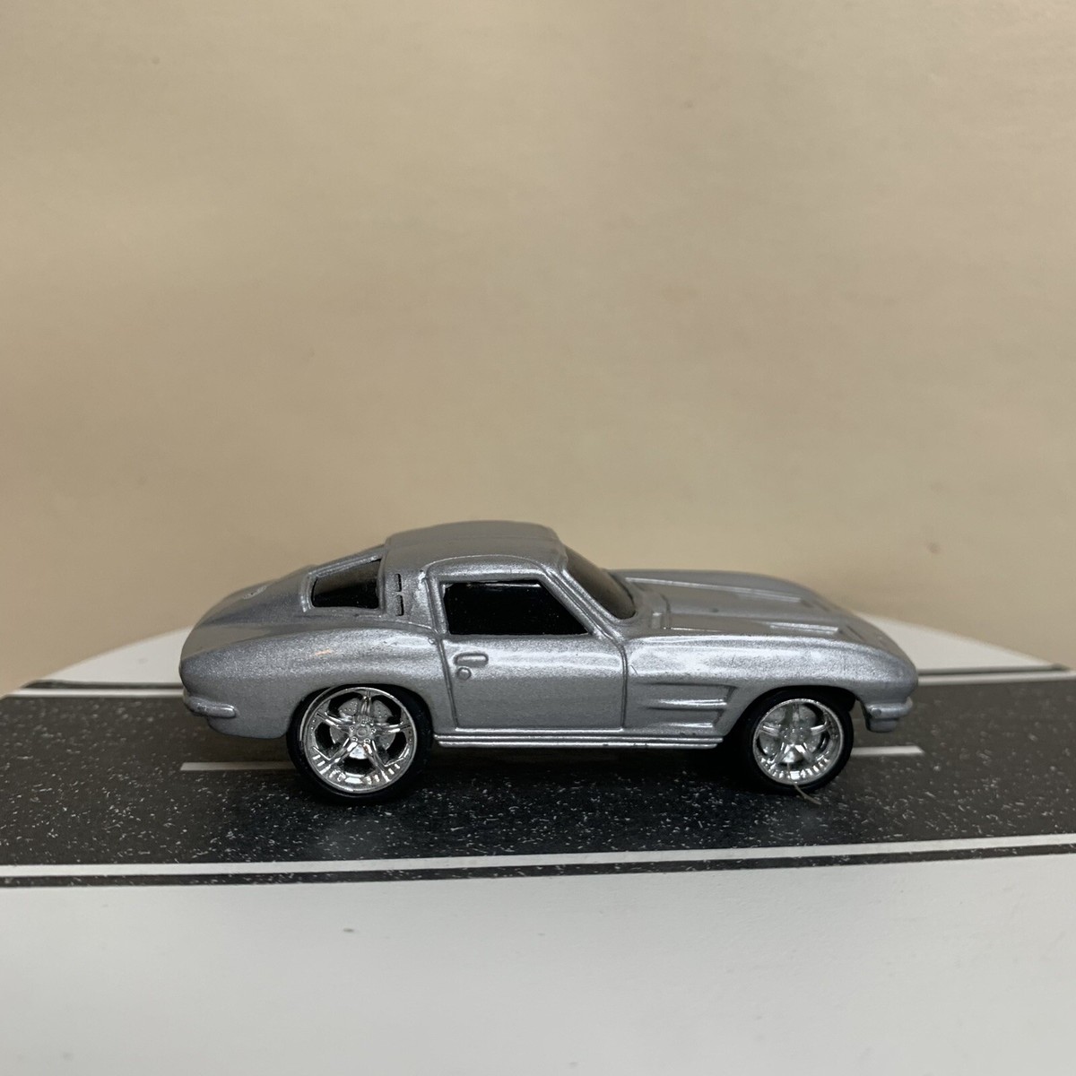 Maisto 1963 Chevrolet Corvette C2 Split Window Coupe Silver w