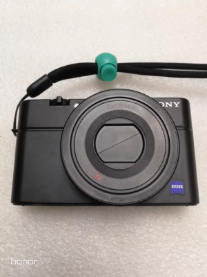 Sony Cyber-shot DSC-RX100 20.2MP – Pour Pièces / Défectueux (objectif Bloqué)