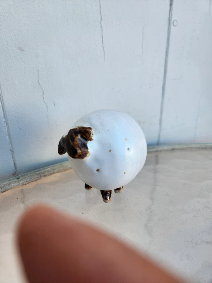 Estatueta de cerâmica ovelha casaco brilhante branco redondo gordo presépio conjunto topo de bolo - Imagem 2 de 4