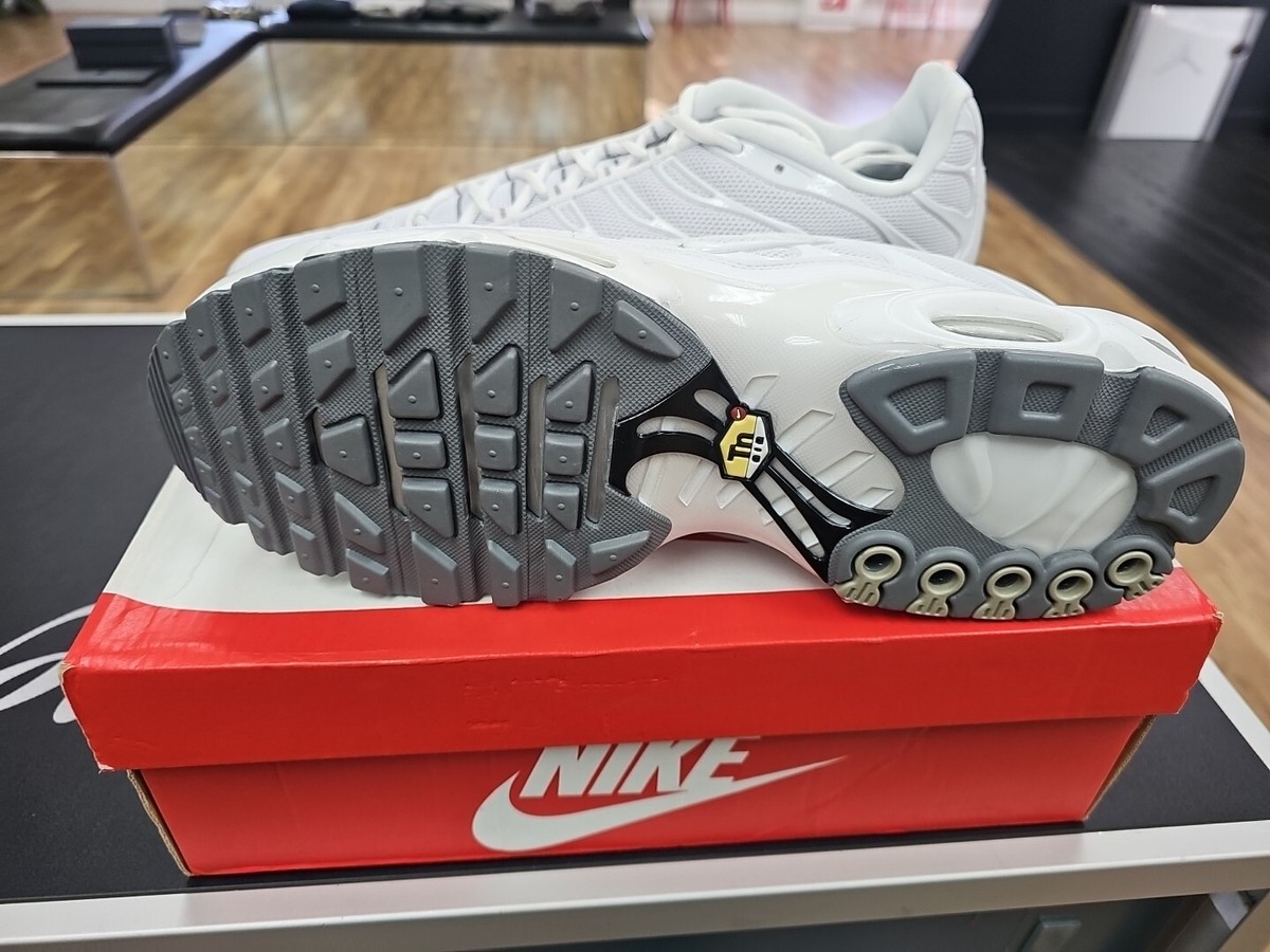 NIKE AIR MAX PLUS 