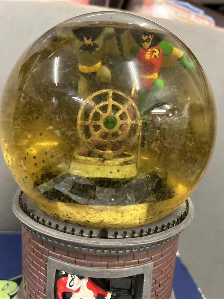 Batman Harley Coringa Globo de Neve DC Direto Pintado à Mão Certificado de Autenticidade Lido Não Funciona - Imagem 3 de 4