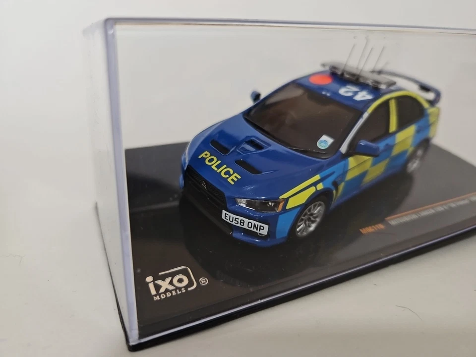 IXO Mitsubishi Lancer EVO X Policía del Reino Unido 2008 azul con Battenburg 1:43 diecast Foto 2 de 4