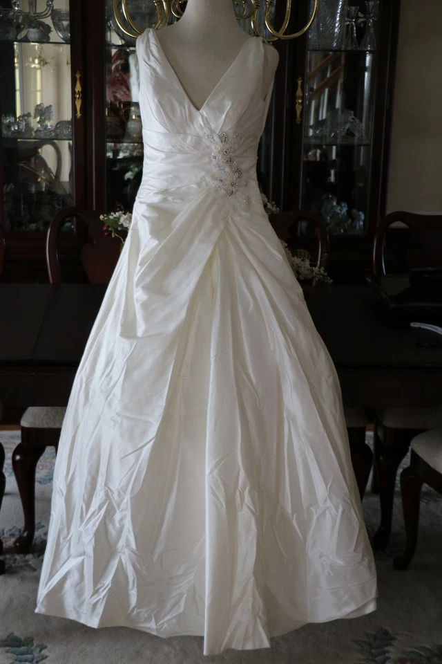 Vestido de novia Anjolique Marfil Bisque Seda Cuello en V Seda Tafetán Princesa Vestido ¡GUAU! Foto 3 de 4