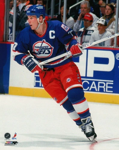 Keith Tkachuk Winnipeg Jets UNSIGNED 8x10 Photo