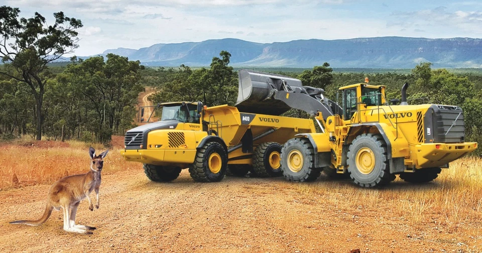 1:87 VOLVO CONSTRUCTION HYDRAULIC EXCAVATOR -  NEW DIECAST IN DISPLAY CASE - Image 3 of 3