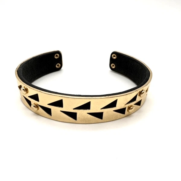 Brazalete recortado de cuero tono negro y dorado Stella & Dot Addison Foto 2 de 4
