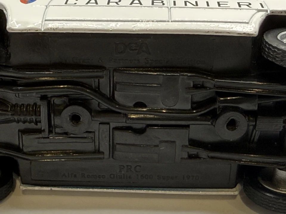Coche modelo diecast Alfa Romeo Giulia 1970 escala 1:43 muy raro DEA Carabinieri Foto 3 de 4