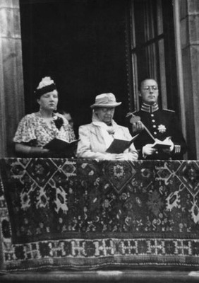 Queen Wilhelmina Princess Juliana Prince Bernhard are reading text- Old Photo