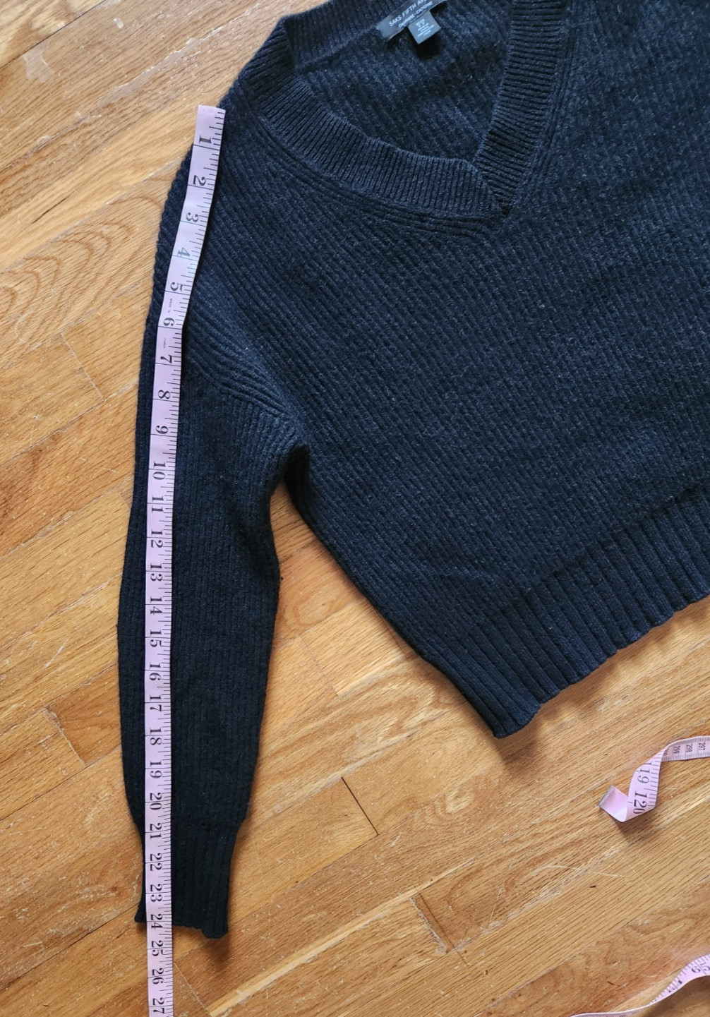 Saks Fifth Avenue cashmere boxy cropped v-neck sweater, S, black, great