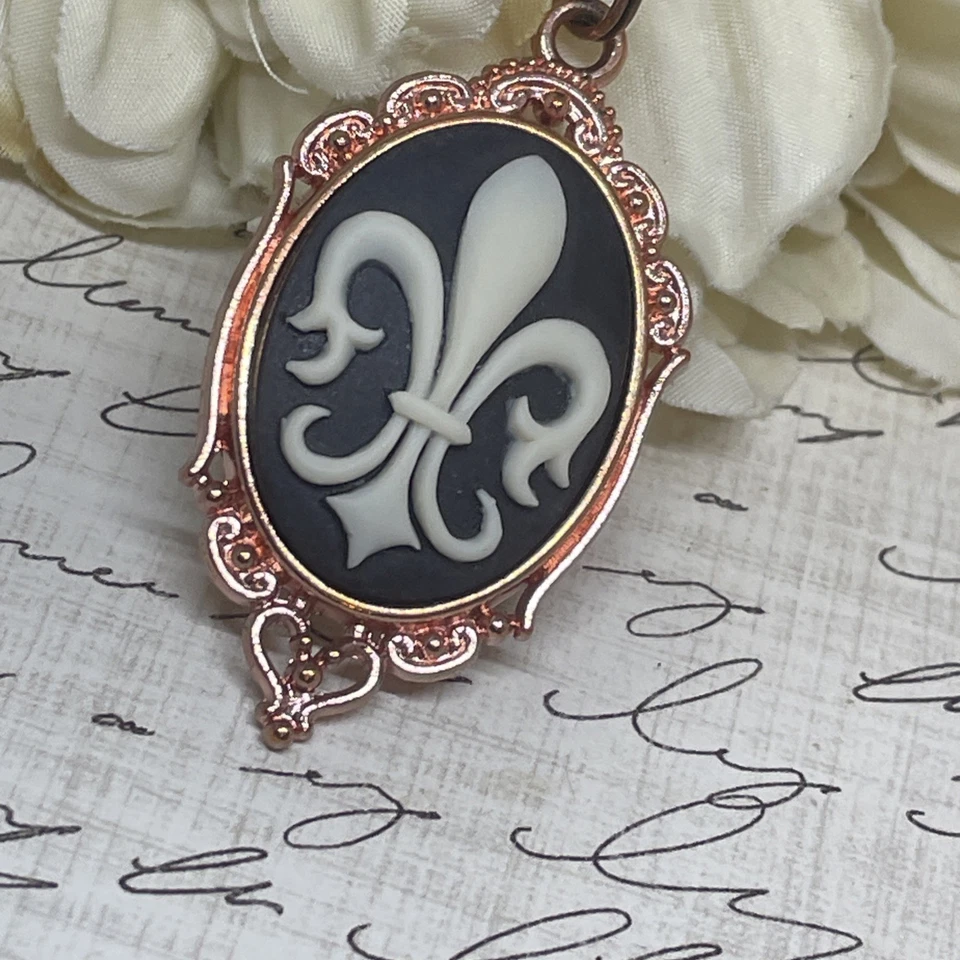 Collar colgante camafeo flor francesa flor de lis oro rosa encanto regalo de boda Foto 2 de 4