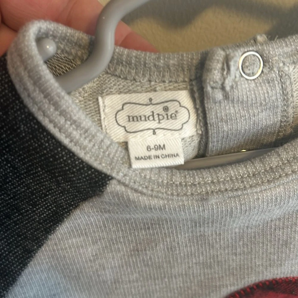 Conjunto de una pieza de Santa bordado Mud Pie. Talla 6-9 meses Foto 3 de 4