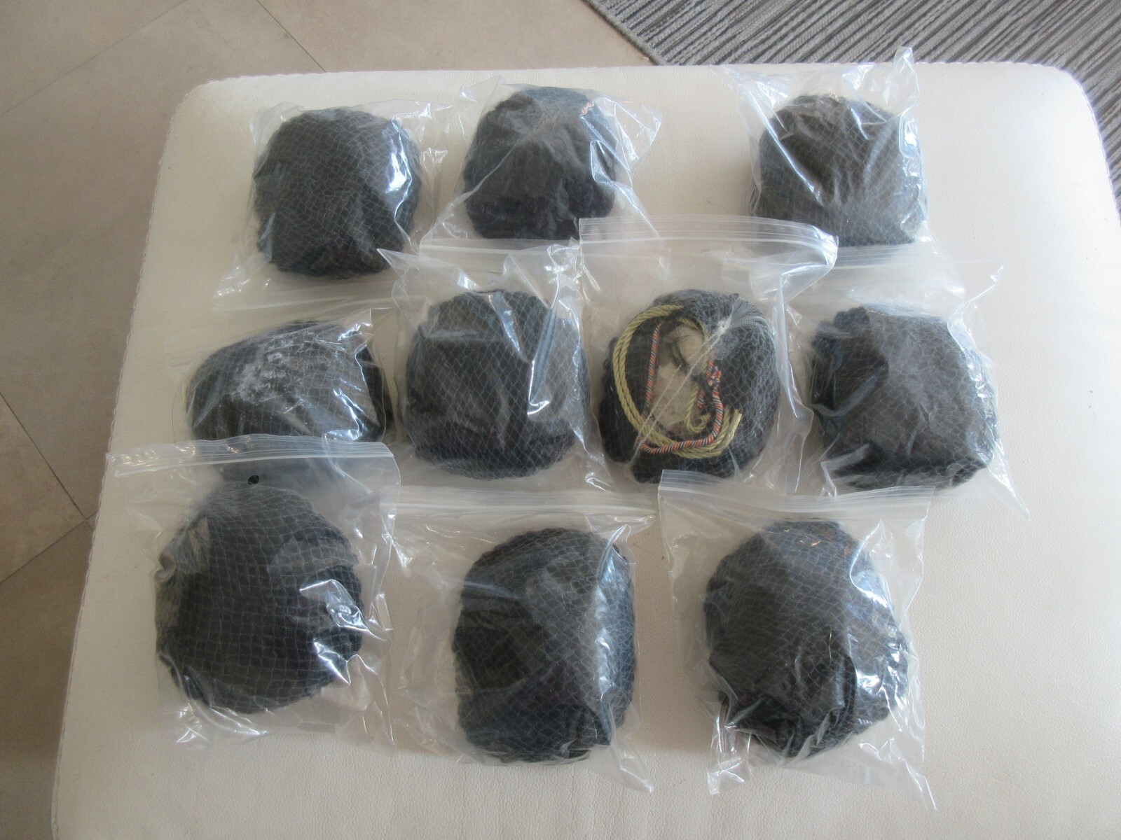 Perruque poupée ancienne tour de tête 31-32 cm lot de 10 accessoires de coiffure