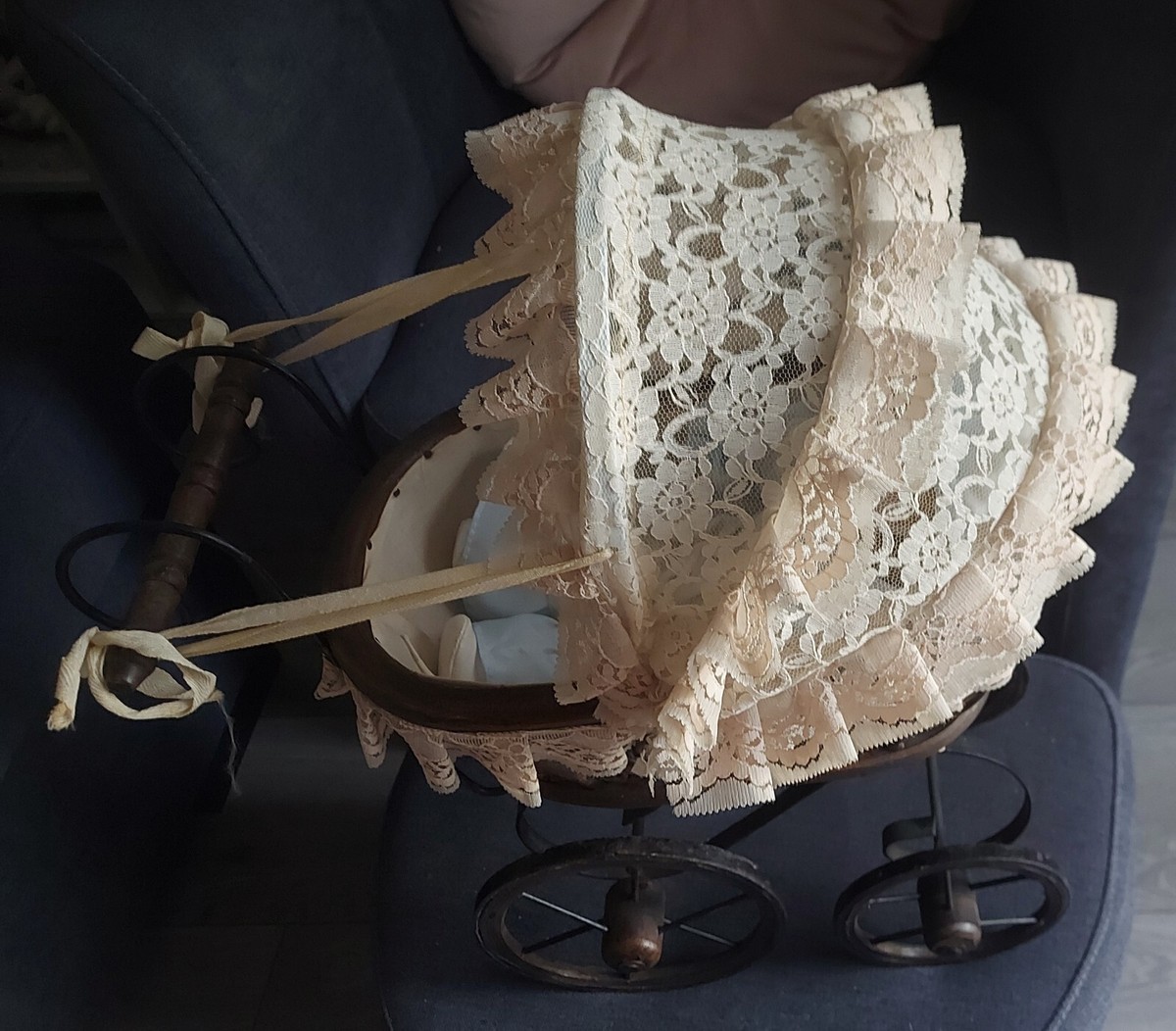 Ancien Landau De Poupée En Bois Et Métal Avec Dentelle Et Sa Poupée Porcelaine