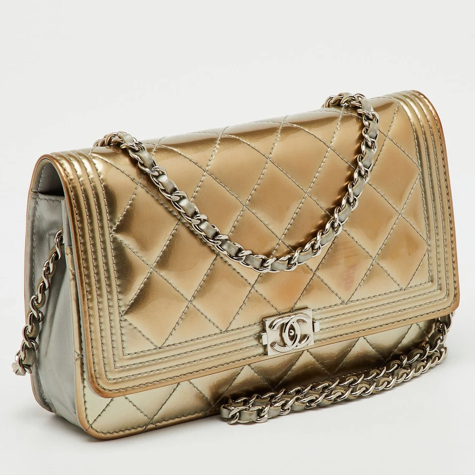 Bolsa Chanel cinza metálica acolchoada couro envernizado clássico menino WOC - Imagem 3 de 4