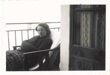 ANCIENNE PHOTOGRAPHIE JEUNE FEMME PREND LA POSE SUR LE BALCON DANS SON TRANSAT