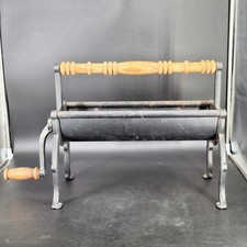 Antiguo rodillo de troncos de periódico de hierro fundido chimenea herramienta de decoración troncos antiguos