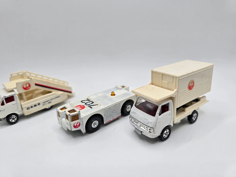 LOTE DE 3 Tomy Tomica JAPAN AIRLINES #38/50 #95 #35/36/37 remolcador/escalera/remolque del aeropuerto Foto 3 de 4