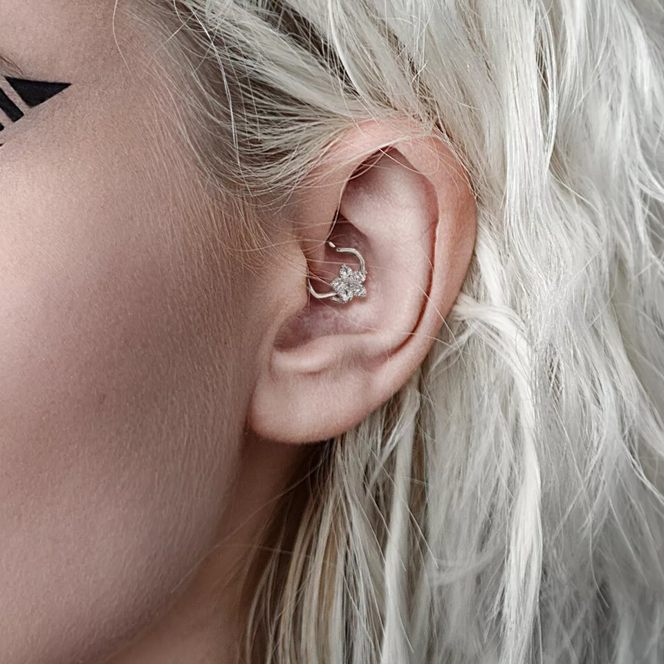 Piercing de anillos de aro Daith ajustados torre tragus cartílago oreja corazón circonita cúbica flor dorada Foto 2 de 4