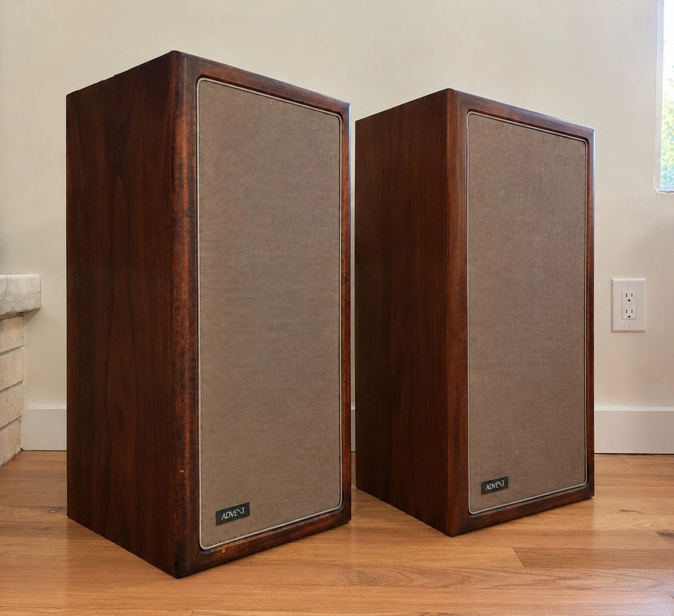 Vintage MCM Advent NLA (A4) Bullnose Walnut Speakers *Clean! *Refoamed! image 1