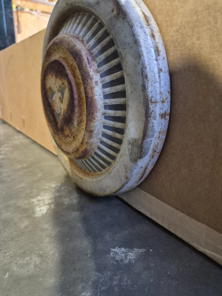 '72-'74 Dodge Sweptline/D100/D200 Hubcap - Image 4 of 4